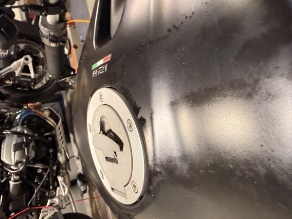 Fuel cap and tank of the Ducati Monster 821